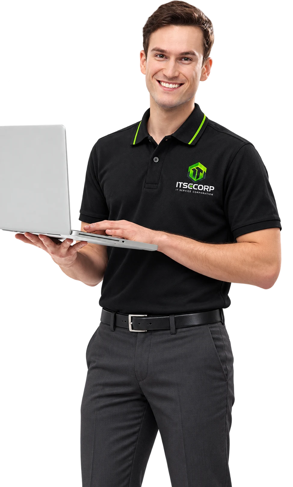 Profesional de IT SeCorp con polo corporativo, pantalón de vestir y laptop